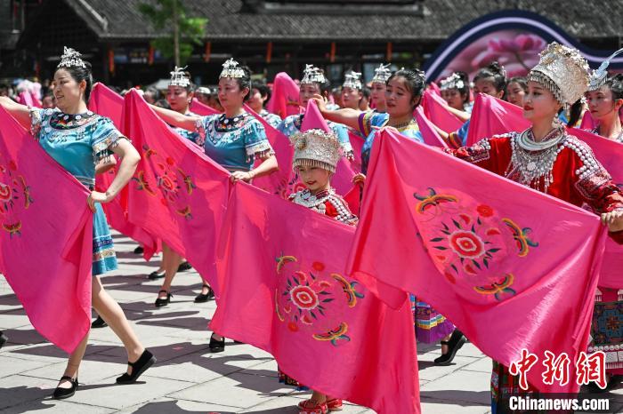 重庆苗乡万人同唱“娇阿依”  共舞“踩花山”