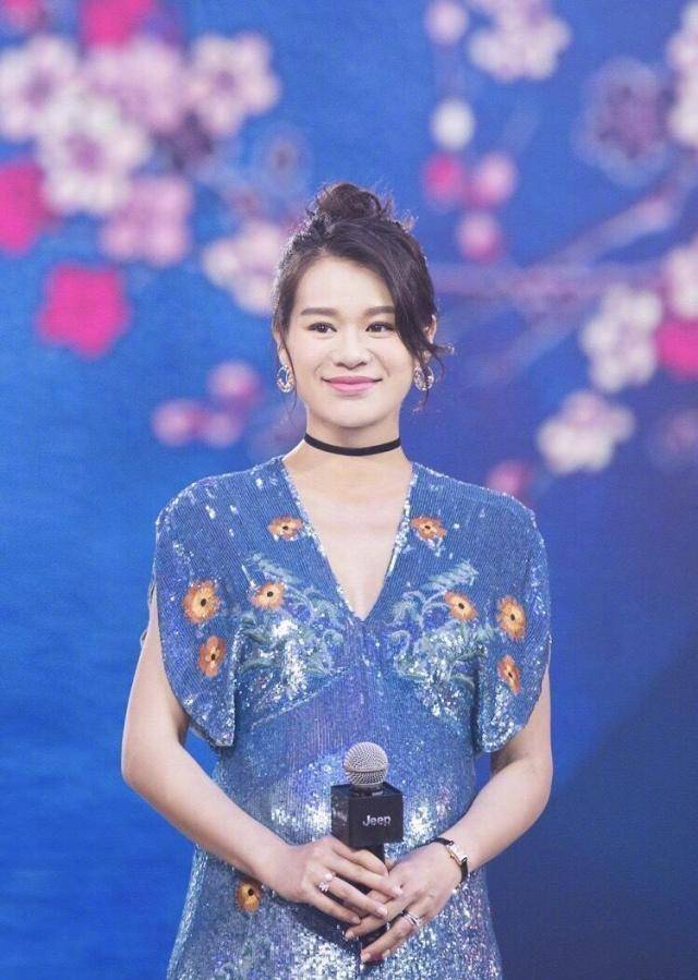 胡杏儿真有气质感，扎发搭配印花连衣裙减龄时髦，很有女神范