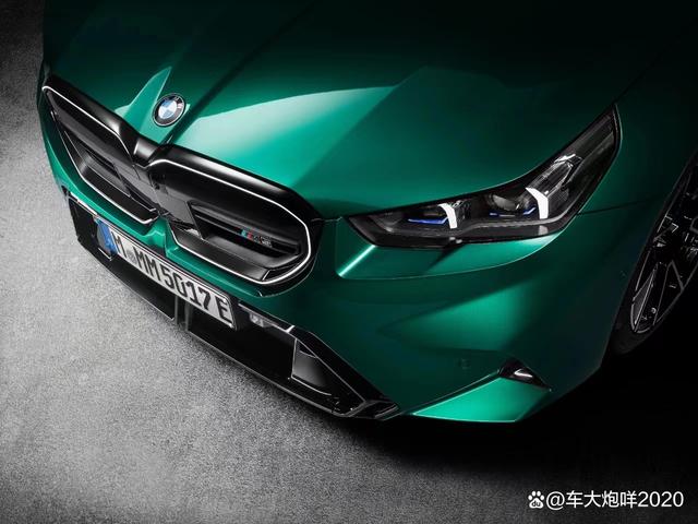 全新一代宝马M5官图正式发布，搭载4.4T V8插混系统