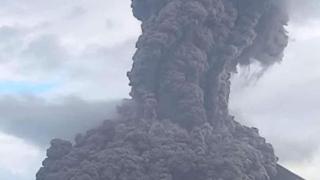 尼加拉瓜圣克里斯托瓦尔火山喷发 附近城镇被火山灰笼罩