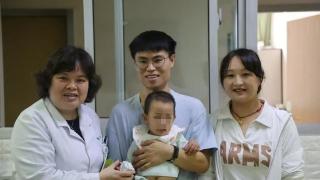 宝宝一周岁之际，他们回到山大齐鲁医院（青岛）一起过生日