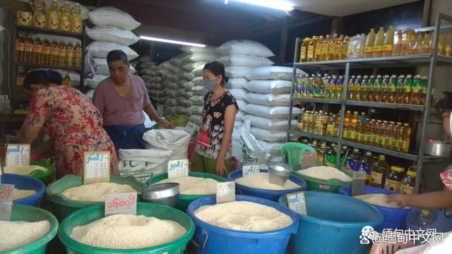 缅甸茂奇，物价严重上涨，很多人只能喝粥度日