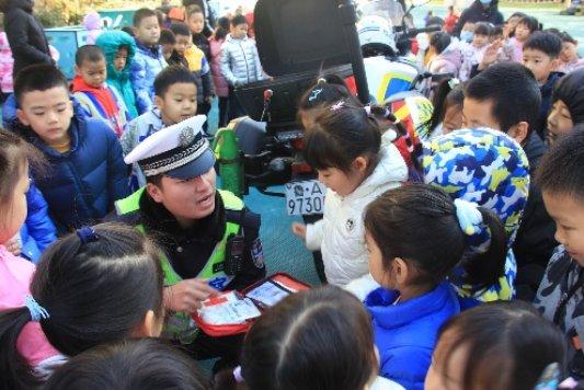 济南市历下区第三实验幼儿园：讲安全 在行动 一场特别的交通安全活动