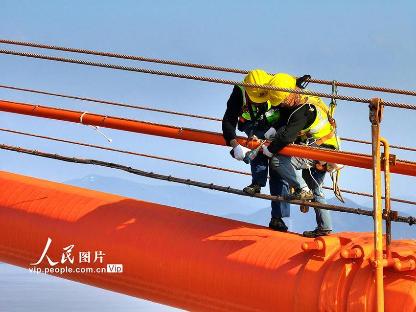 浙江舟山：“海空舞者”守护大桥安全