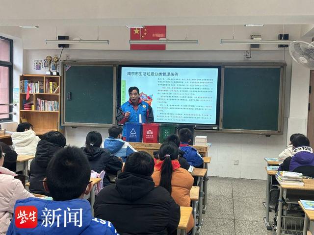 南京炼油厂小学“板报爷爷”走进校园