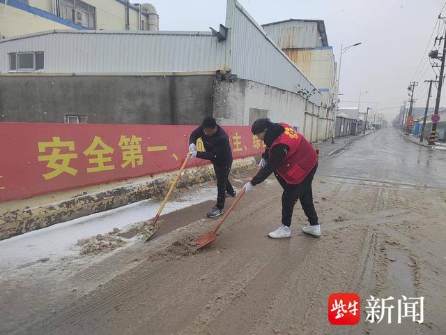 苏州市相城区黄桥街道胡湾村开展“铲雪除冰”行动