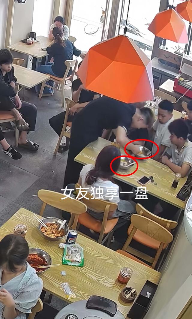 男子带女友和朋友吃饭，8个人轮流吃1份水饺，老板懵了：无语