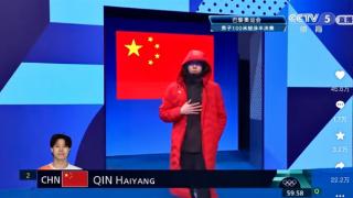 中国游泳队破记录！为何大夏天的 运动员出场要穿羽绒服