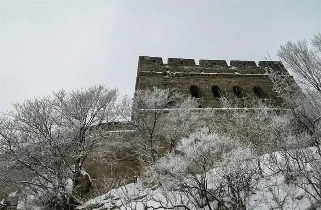 八达岭长城发布初雪绝美照片