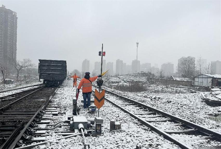 九江车务段积极应对冰冻雨雪天气