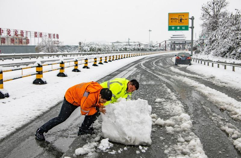 湖南怀化高速路段迎特大暴雪 当地全员出动除雪保畅通