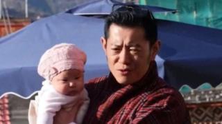 不丹王后又带女儿出来营业啦！6个月大的小公主，萌翻众人