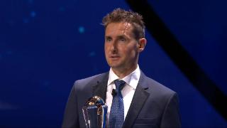 德国名宿克洛泽领取2023年欧足联主席奖