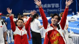 成都大运会 中国体操男队击败日本队如愿夺冠