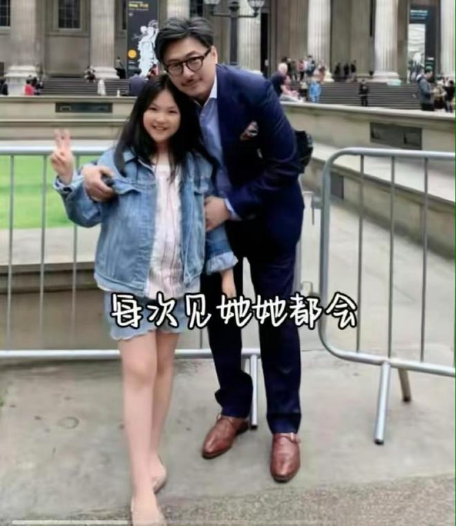 王诗龄回英国读书，父亲王岳伦到机场送行，女儿依依不舍当场落泪