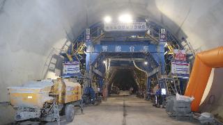 集大铁路全线围岩等级最高的丰镇隧道施工过半