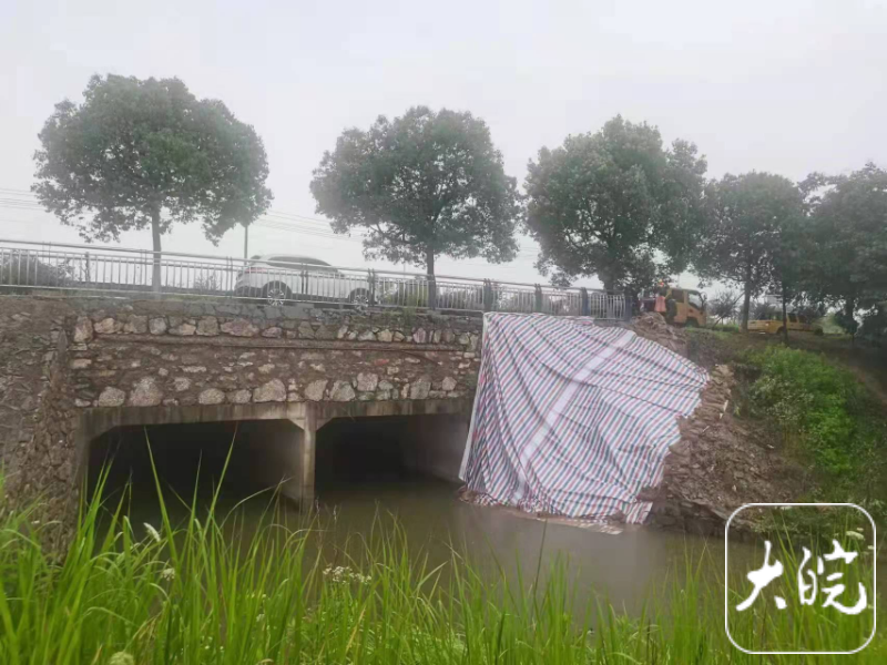 暴雨致道路塌陷 芜湖公路部门及时处置除隐患