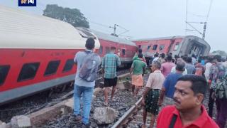 印度一列车脱轨 已致1死60伤