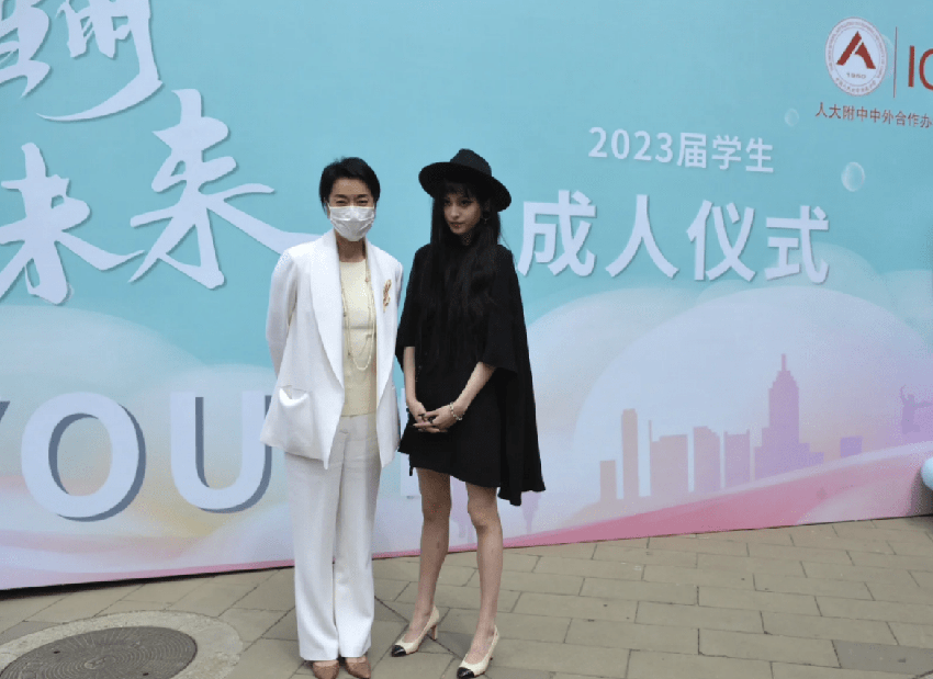 毛阿敏参加女儿成人礼，女儿化浓妆腿上伤痕明显，母女站姿引热议