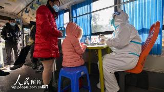 江苏南京：发热流动诊疗车服务群众看病