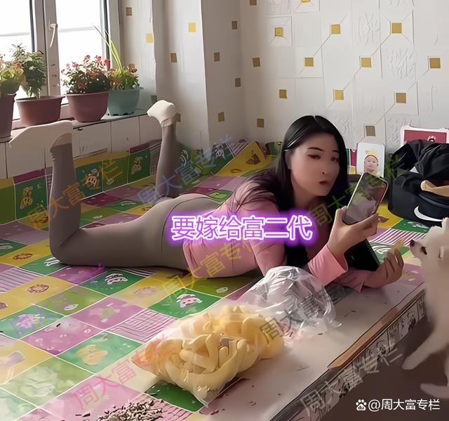 36岁女子趴炕上吃爆米花，一心想嫁富二代，母亲：这么懒谁敢娶