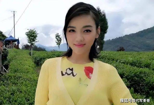 民歌天后陈思思近况：嫁小一岁歌唱家生一女，今46岁气质像天仙