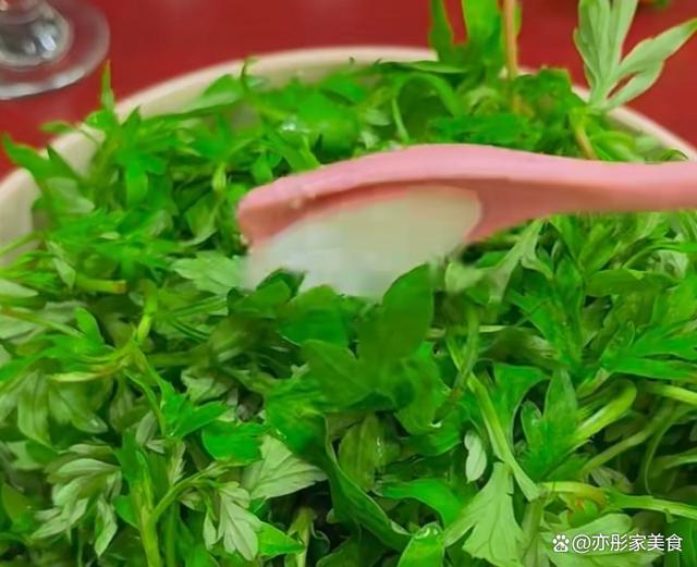 这菜使劲吃，一去湿气，二散寒气，三强免疫，现在正当季