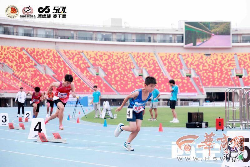 西安8岁小孩哥勇闯“U18 400米赛” 网友直呼“强大”
