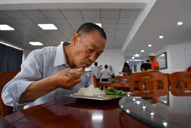 饭量大和饭量小，究竟哪个更利于长寿？专家：控制在这个标准最好