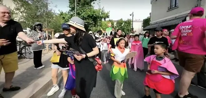 梅婷一家四口法国游行发传单！素颜仍女神范足，女儿高挑颜值似妈