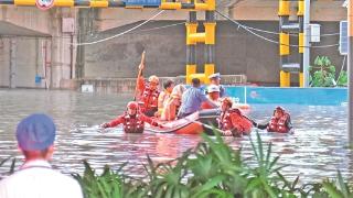 南宁暴雨积水 交警消防员接力救援