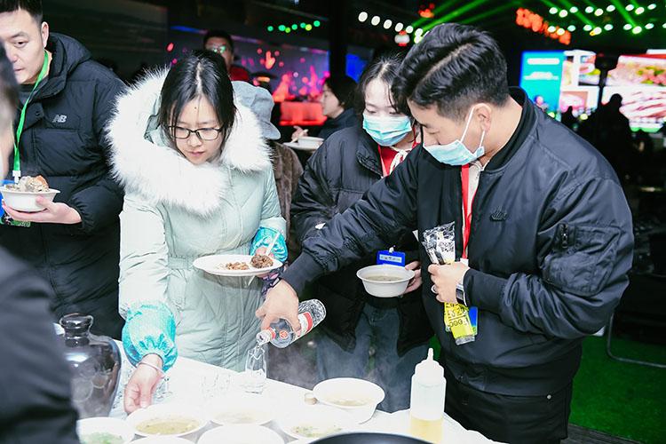 若尔盖羊肉配五粮好客美酒，成都市民赞不绝口