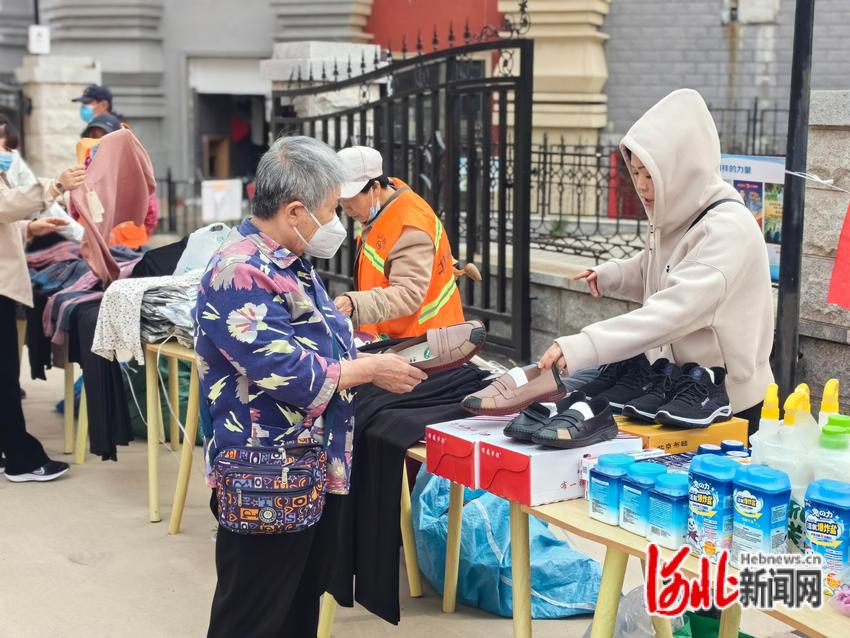 秦皇岛北戴河区东山街道：“便民市集”零距离 社区服务更贴心