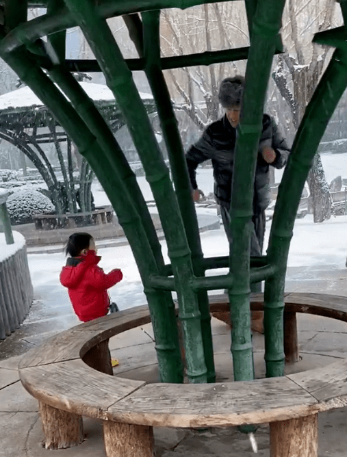 55岁蔡国庆晒父子玩雪照被疑有三胎，小宝宝自带微笑唇，颜值超高