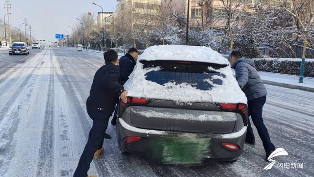 薛城区综合行政执法大队冒严寒、顶风雪保畅通