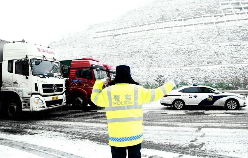 雪后大雾晋冀省界1700余辆车滞留 两省高速交警接力带道通行