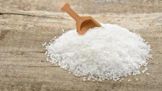 食盐能够帮助调节细胞内外的水分平衡，保持细胞的正常形态和功能