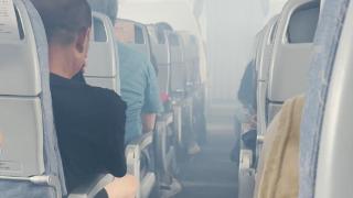“浓烟很多，两人面对面都看不清脸！”起火航班乘客讲述惊险时刻