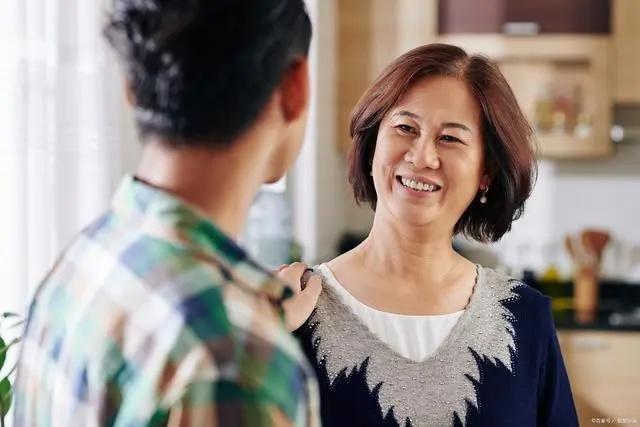 两个人退休金一万三免费带孙女5年，周末一次聚会，我们转身离开