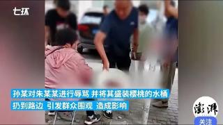 大连黑衣男子驱赶卖樱桃农民被行拘，网友拍手称快