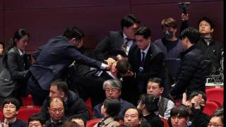 议员与尹锡悦握手后被警卫捂嘴拖走，共同民主党要求总统道歉