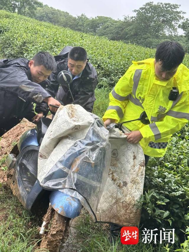 电动车陷入泥地，交警帮忙推车