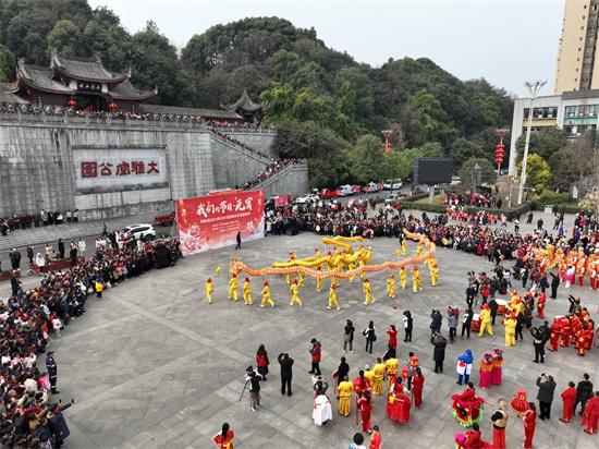 四川丹棱：民俗巡演庆元宵 欢天喜地过大年