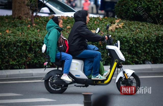 寒潮来袭，武汉市民出行“包裹严实”