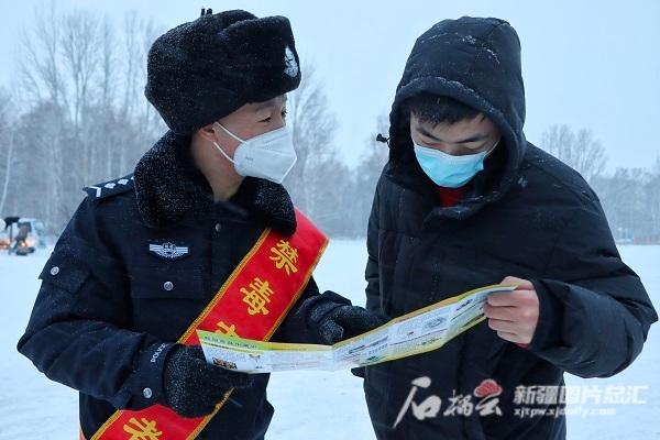 游客纷至“醉美雪桦” 哈巴河禁毒宣传“蹭热点”