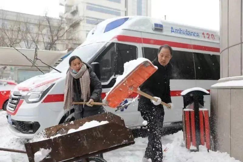 大雪纷飞驱春意，清雪保畅有“暖医”