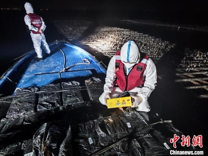 广西海警在北部湾海域查扣涉走私香烟8700余条