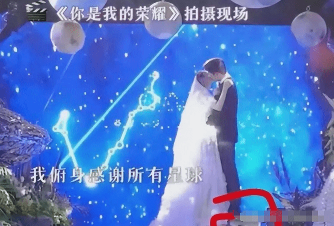 男星显高手段：垫枕头拍结婚照、女演员半蹲走路、说别人身高作假