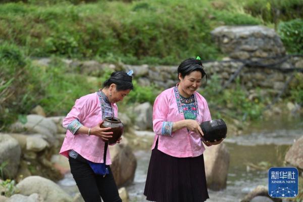 广西融水：妇女用淘米水洗头