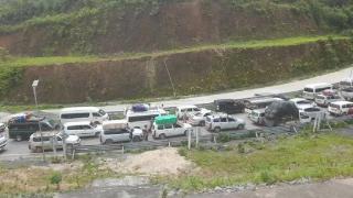 缅甸妙瓦底亚洲新公路恢复通车后车流集中，临时钢架桥成瓶颈